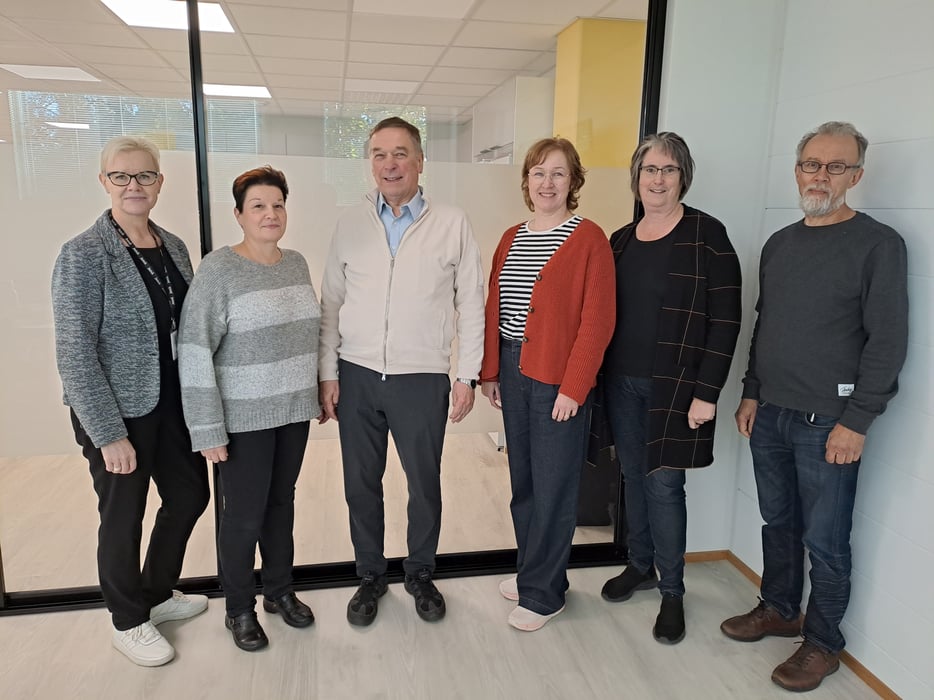 KS ruokavientiklubi II osa osallistujista toimitusjohtaja Esa Luomanperän ympärillä